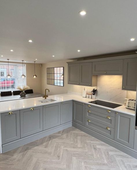 Fitted Kitchen Ideas Modern, Howdens Dove Grey Kitchen, Howdens Bridgemere, Howdens Elmbridge Kitchen, Howdens Pebble Kitchen, Elmbridge Howdens, Kitchen Colours 2024, Howdens Kitchen Shaker, Shaker Style Kitchens Grey