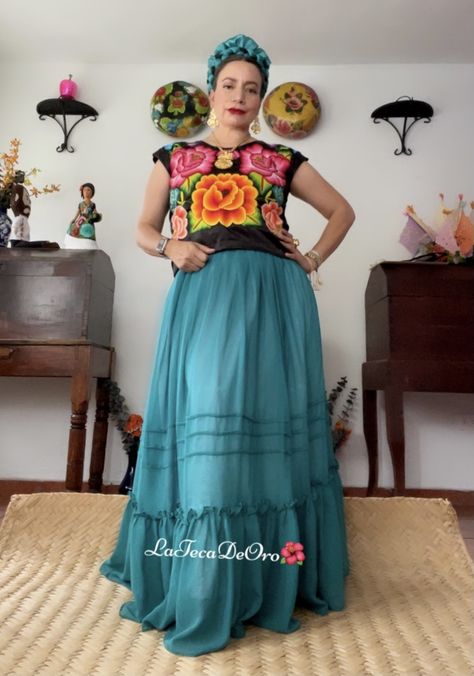 #juchiteca #istmeña #textiles #istmo #oaxaca #marca #pic #compraleaellas #huipiles #juchitán #ubicadosenmetepecedomex #huipileando #latecadeoro🌺 Huipil Outfit, Latina Style, Ballet Folklorico, Latina Fashion, Drawing Skills, Dress Codes, Ballet, Textiles, Summer Dresses