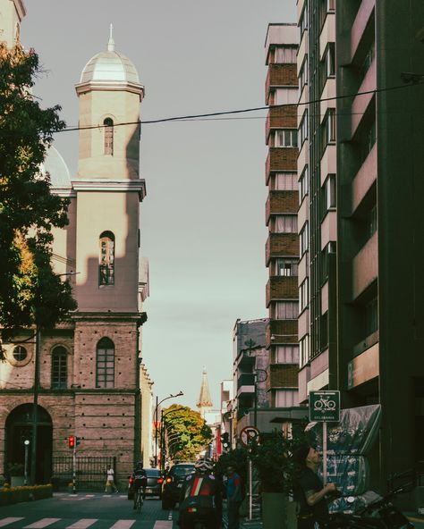 ¡Descubre la magia del centro de Pereira, Risaralda, Colombia! 🌆✨ Pasea por sus calles llenas de historia y encanto, donde cada rincón cuenta una historia única. Desde la icónica Plaza de Bolívar hasta el vibrante Parque El Lago, Pereira te invita a capturar momentos inolvidables. 📸 gracias @lenteycafe.club, por reunir a amantes de la fotografía. #Pereira #Risaralda #Colombia #Fotografía #LenteYCafé #CentroDePereira #HistoriaYEncanto #ExploraPereira #CapturaElMomento Ap Spanish, Vision Board, Pereira