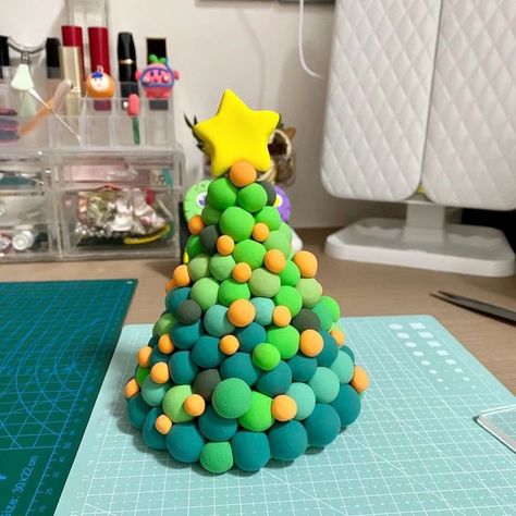 Material:
Clay, cardboard, scissors, acrylic, toy cutter
practice:
Step 1: The light green clay is glued to the cardboard.
Step 2: Roll out balls of different sizes and stick them to the cardboard one by one.
Step 3: Roll out a light yellow five-pointed star and place it on top of the cardboard.
#diy clay #diy clay christmas tree #diy christmas decoration #diy christmas gift #diy christmas party decoration #christmas tree #creative christmas tree Diy Clay Christmas, Gift Diy Christmas, Christmas Tree Creative, Christmas Tree Clay, Clay Christmas Tree, Palmer Clay, Christmas Gift Diy, Christmas Decoration Diy, Jumping Clay