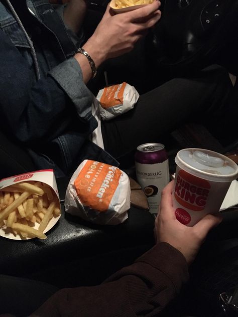 Burger King Aesthetic Couple, Eating In The Car Aesthetic, Couple Food Date Aesthetic, Burger Date Aesthetic, Car Dates Aesthetic, Food In Car Aesthetic, Car Friends Aesthetic, Date Aesthetic Korean, Food Date Aesthetic