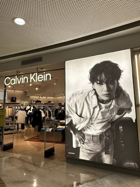 Chic Desktop Wallpaper, Calvin Klein Campaign, Digital Experience, Wallpaper Trends, March 2023, Wallpaper Designs, Pop Up Store, Spring 2023, Ad Campaign