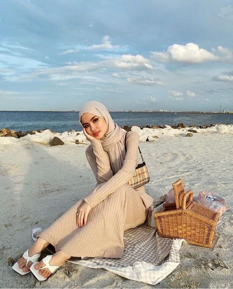 Beach Hijab Outfit Ideas, Hijab Beach Outfit, Hijabi Beach Outfit, Summer Fashion Outfits Beach, Hijab Beach, Tutorial Hijab Pashmina, Rok Outfit, Hijab Fashion Summer, Tutorial Hijab