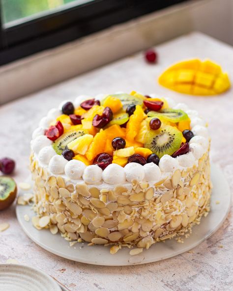 For all dads who are not that big on chocolate, this eggless fresh fruit cake is definitely going to be a treat for them! Fresh Fruit Cream Cake, Fruit Topping Cake, Fruit Cake Ideas Birthday, Cake Decor With Fruits, Fruit And Cream Cake, Fresh Cream Fruit Cake, Fresh Fruit Cakes, Fruits Birthday Cake, Less Cream Cake Design