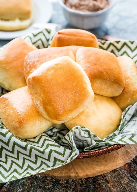 This is my copycat recipe for Texas Roadhouse Rolls! These rolls are incredibly fluffy, buttery, super tender, and slathered in a honey cinnamon butter. They're probably the best rolls you will ever eat. www.jocooks.com #texasroadhouserolls Bosch Mixer, Cake Mom, Roadhouse Rolls, Texas Roadhouse Rolls, Jo Cooks, Copy Cats, Homemade Bread Recipes Easy, Texas Roadhouse, Easy Bread Recipes