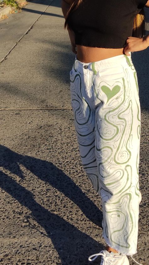 White jeans with green print with hearts Painted Jeans Abstract, White Jeans Design Ideas, White Jean Painting Ideas, Painted Sweatpants Diy, Upcycle White Jeans, Paint In Pants, Painting On White Pants, Painted White Overalls, Paint On White Jeans