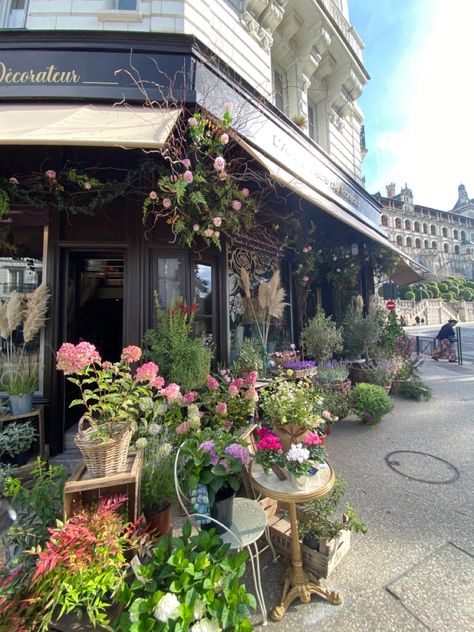 Parisian Flower Shop, Paris Flower Shop, French Flower Shop, Florist Aesthetic, Florist Cafe, Flowers In Paris, French Florist, Paris Roads, Floral Cafe