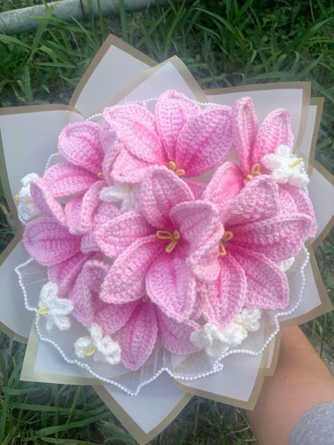 Pastel Crochet Bouquet, Crochet Lillies Flowers, Things To Crochet Your Boyfriend, Crochet Lily Bouquet, Crochet Bouquet Ideas, Crochet Flower Bouquet Free Pattern, Best Crochet Gifts, Crochet Lilies, Crochet Bouquet Flowers