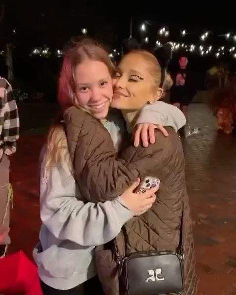 Ariana Grande Updates on Instagram: "ariana with a fan tonight ! 🥺🖤 #arianagrande" Ariana Grande Hands On Face, Ariana Grande Happy, Ariana Grande With Fans, Hands On Face, Ariana Video, Ariana Grande Fans, Kids Fans, Forever Girl, Music Concert