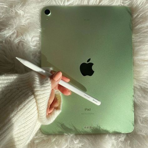 Pen Tablet Aesthetic, Apple Pen And Ipad, Ipad And Apple Pen, Apple Ipad With Pen, I Pad With Pen, Apple Pen Aesthetic, Nootbook Apple, Ipad Air 4 Green, Ipad Air 4 Aesthetic