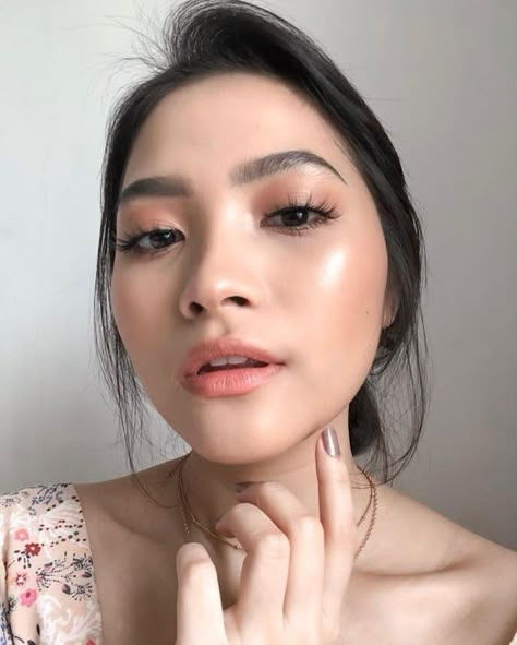 Graduation Look Makeup, Makeup Wisuda, Asian Wedding Makeup, Simple Makeup Natural, Soft Eye Makeup, Graduation Look, Nose Makeup, Graduation Makeup, Simple Makeup Looks