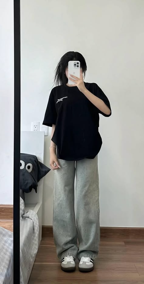 Summer Tshirt Outfits, Ootd Oversize, Jeans Sobek, Tshirt Outfit Summer, Korean Fashion Summer Street Styles, Teen Fashion Trends, Loose Pants Outfit, Boyish Outfits, Outfit Oversize