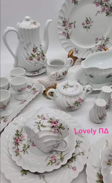 Dinner Set Design, Dinnerware Set Modern, Kitchen Decor Collections, Crockery Design, Antique Tea Sets, Fine China Dinnerware, Tea Cup Collection, Pretty Tea Cups, Luxury Tableware