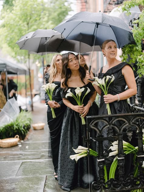 Vintage Vivienne Westwood Dress, Lauren Rodriguez, Calla Lillies Wedding, Calla Lily Bridesmaid Bouquet, Rainy New York, Bride And Bridesmaid Pictures, Calla Lily Bridal, Calla Lily Wedding, Calla Lily Bouquet