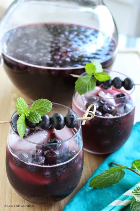 Blueberry Sangria from LoveandConfections.com #BrunchWeek Blueberry Sangria Recipes, Blueberry Sangria, Blueberry Wine, Mini Chocolate Chip Muffins, Sangria Ingredients, Sangria Wine, Peach Sangria, Summer Brunch, Perfect Brunch