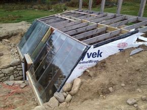 Passive Solar Greenhouse, Underground Greenhouse, Solar Greenhouse, Casa Hobbit, Koti Diy, Earth Sheltered, Home Greenhouse, Backyard Greenhouse, Greenhouse Plans