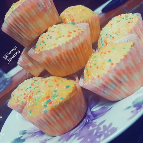 Queen Cakes recipe by Aqueelah Hadia Queens Cake Recipe, Queen Cakes Recipe, Queen Cupcakes, Mayonnaise Chicken, Halaal Recipes, Caramel Mud Cake, Queen Cake, Chocolate Cake From Scratch, Mini Chocolate Cake