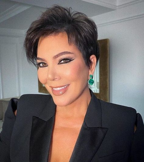 Kris Jenner Haircut, Kris Jenner Hair, Jenner Makeup, Hair Haircuts, Celebrity Lifestyle, Haircut And Color, Kris Jenner, Bob Haircut, Kardashian Jenner