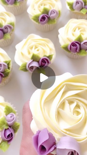 Blooming Marvellous Cakes on Instagram: "Elevate a simply swirl rose piped with a 2D nozzle by adding mini buds piped with a 104 and leaves. Swirl roses are taught in the Beginners Cupcake Class. Tomorrow I’m holding my first Intermediate class. Looking forward to building on the skills already learnt. 👏👏 #buttercreamswirls #buttercreamroses #buttercreamfrosting #buttercreamcupcakes #floralcupcakes #flowercupcakes #handpiped #cupcakedecorating #cupcakedecorado #cupcakegrid #cupcakestyles #cupcakebouquet #vanillacupcakes #pipingflowers #cupcakereels #cupcakedesign #buttercreamcupcakes #buttercreamfrosting #bloomingmarvellouscakes #cuppies #pipingtechniques #buttercreamlove #cupcakeclass #cupcakeoftheday #cupcakeideas #rosecupcakes #cupcaketime #americanbuttercream" Russian Tip Cupcakes Ideas, Cupcakes With Roses On Top, Cupcakes With Buttercream Flowers, Piping Roses On Cupcakes, Floral Cupcakes Simple, Mini Floral Cupcakes, Retirement Cupcakes Ideas For Women, How To Pipe Flowers On Cupcakes, Cupcake Flower Designs