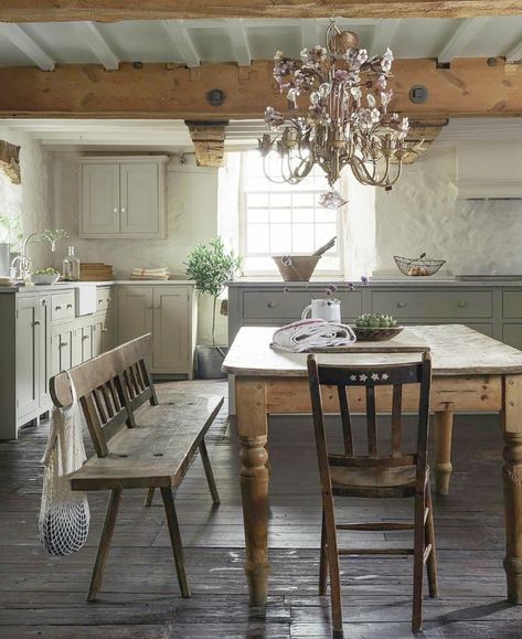 Be inspired and wowed by the bespoke beauty and impeccable design details culled from these rustic English country kitchen photos and designs by deVOL! Charlotte Reiss, Koti Diy, Devol Kitchens, Country Kitchen Designs, Casa Vintage, Kitchen Wallpaper, Kitchen Photos, Cottage Kitchen, Kitchen Styling