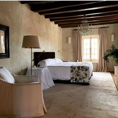 Colonial Home Interior, Mallorca Home, Minimal Exterior, House In Mexico, Cob Home, Grown Up Bedroom, Basement Flat, Daybed Lounge, Soft Decor