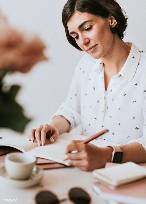 Writing A Journal, Woman Writing, Brand Photography Inspiration, Business Photoshoot, Branding Photoshoot Inspiration, Personal Branding Photoshoot, Women Writing, Image Ideas, Business Portrait