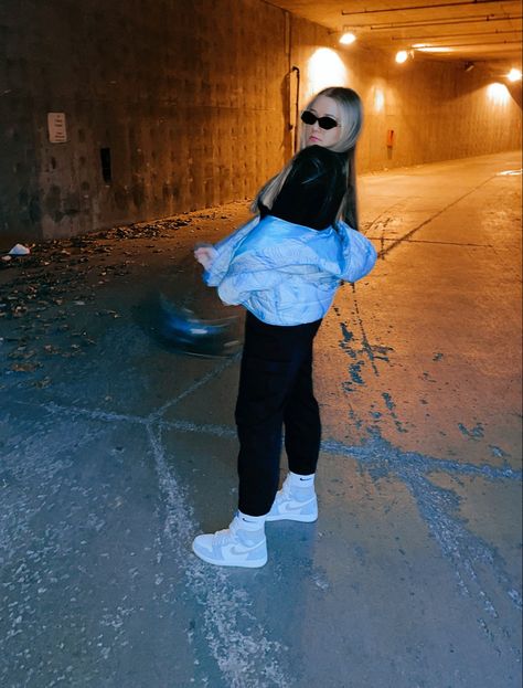 Stage Haze Jordans Outfit, Jordan 1 Hyper Royal Outfit, Hyper Royal Jordan 1 Outfit, Jordans Outfit Womens, Outfit Tenis, Jordan Outfits Womens, Royal Outfit, Jordan 1 Outfit Women, Jordan 1 Outfit