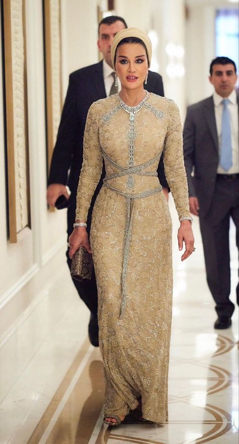 Prince Hussein Of Jordan, Sheikha Mozah, Istoria Artei, Beautiful Pakistani Dresses, Moroccan Dress, Elegant Dresses Classy, Wedding Banquet, فستان سهرة, Gowns Of Elegance