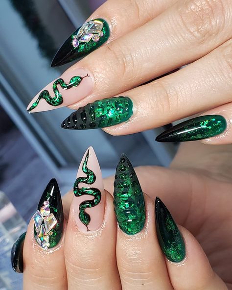 Emerald Halloween Nails, Black And Green Goth Nails, Emerald Green Snake Nails, Snake Halloween Nails, Black Emerald Nails, Medusa Nails Art, Black And Green Snake Nails, Medusa Nail Design, Emerald Green Halloween Nails