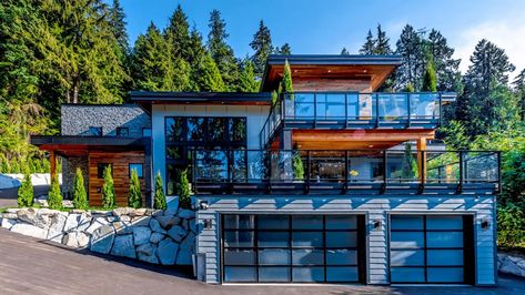 The Daily Beast presents a look at one of the most insane houses in the world. Industrial Style House, Cheap Houses For Sale, Vancouver House, Canada House, Townhouse For Rent, Canada Photos, Cheap Houses, Modern Style Homes, Modern Beach House