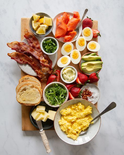 Board Platters, Brunch Plate, Breakfast Charcuterie, Toast Egg, Brunch Board, Brunch Aesthetic, Egg Scramble, Brunch Inspiration, Breakfast Meat