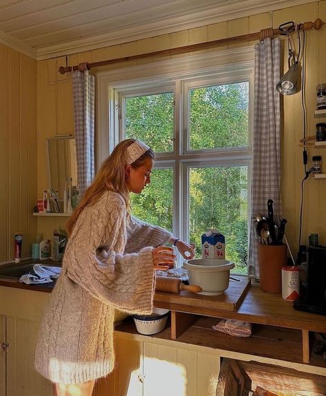 ellie🕊️ on X: "autumn baking 🥧🍁 https://t.co/ojuLKmY7xO" / X Blonde Old Money, Old Money Girl, Minimal Sweater, Autumn Baking, Baking Aesthetic, Aesthetic Old Money, Sunday Kind Of Love, Cabin Trip, Aesthetic Old