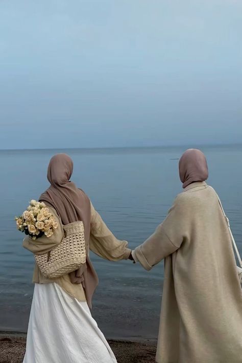 Muslim Friends Aesthetic, Friends Islam, Hijabi Friends, Islamic Friends, Hijabi Muslimah, Muslim Friends, Best Friend Pictures Tumblr, Friend Pictures Poses, Modest Fashion Hijab