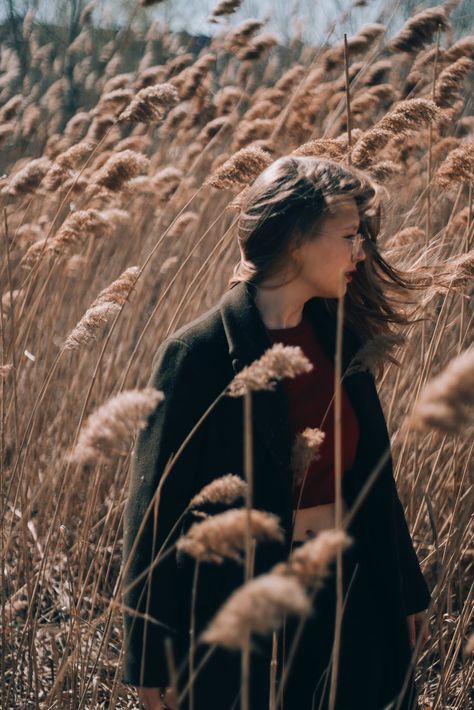 Autumn Green Aesthetic, Pose Reference Photo Standing, Standing In A Field, Nature Portraits Woman, Woman In Wheat Field, Gothic Photography, Spring Portraits, Dark Portrait, Fields Photography