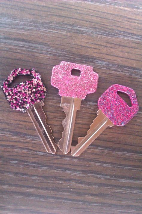 Painted keys :) Key Decorations Diy, Key Painting Ideas, Pink Keys, Painted Keys, Carcase Iphone, Key Crafts, Paint Keys, Key Decorations, Key Caps