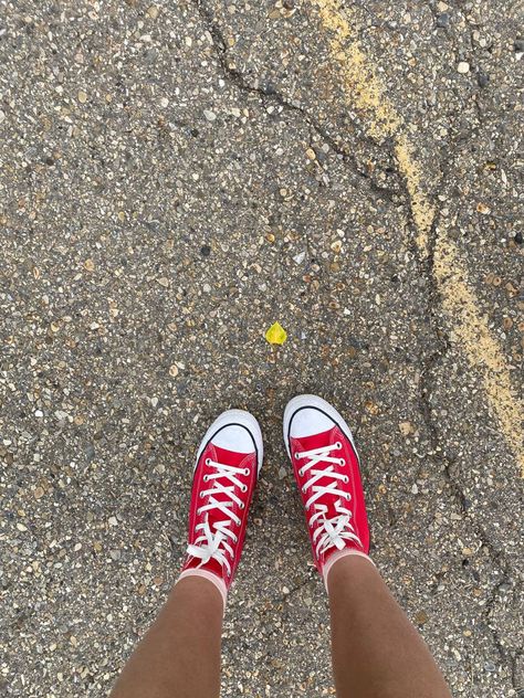 red converse 🍁 Rouge Aesthetic, Red Converse, My Shoes, Converse Shoes, Aesthetic Photo, My Aesthetic, All Star, Converse, Stars