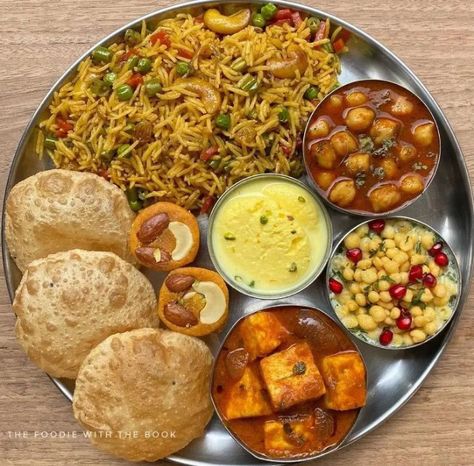 Indian Fast Food, Delicious Food Image, Indian Thali, Variety Food, Healthy Food Menu, Food Plate, Vegetarian Fast Food, Indian Cooking Recipes, Vegetarian Snacks Recipes