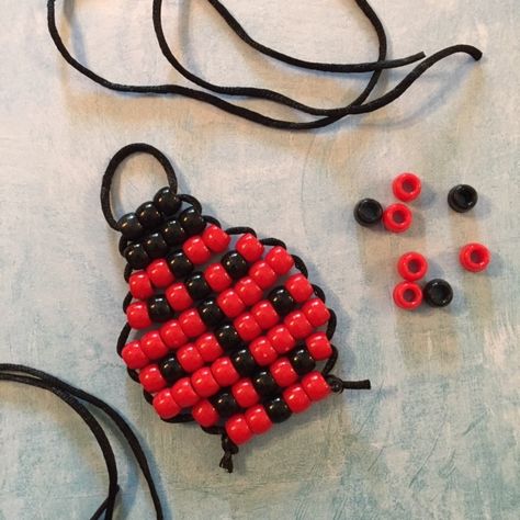 Beaded Ladybug Ladybug Bead Pattern, Bead Craft Ideas, Bead Ladybug, Beaded Ladybug, Beading Patterns Free Tutorials, Kandi Crafts, Keychains Ideas, Ladybug Craft, Friendship Crafts