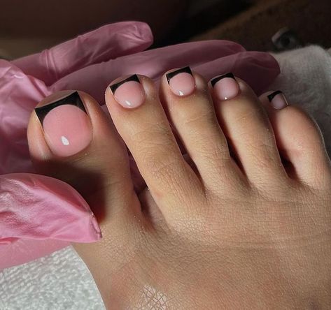 Black French Tips Pedicure, Pink And Black Pedicure Ideas, Toe Rings Black Women, Black French Toenails, Black And White French Pedicure, Acrylic Toes Black French Tip, Black Toe French Tip, Black French Tip Toes With Design, White And Black Toe Nails