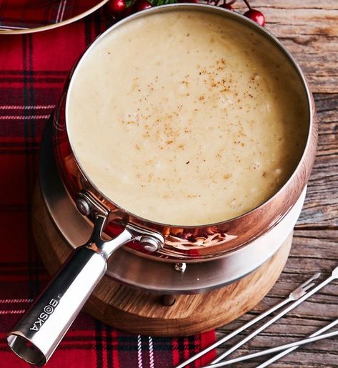 January Meals, Raclette Recipes, Fondue Dinner, Fondue Night, Fondue Recipes Cheese, Fondue Recipe, Caramelized Shallots, Bon Apetit, Fondue Party