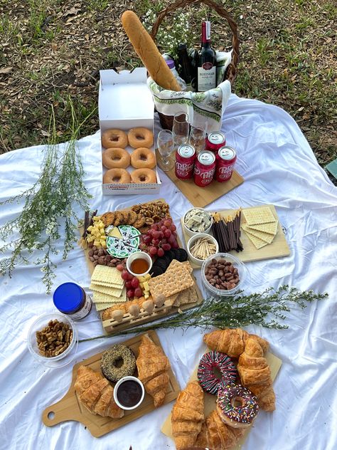 Cheese Board Picnic Ideas, Picnic Food Charcuterie, Picnic Food Ideas For Two Aesthetic, Cute Simple Picnic Ideas, Picnic Arrangement Ideas, Bored Night Food, Sunset Charcuterie Board, Picnic Tray Ideas, Charcuterie Board Beach Picnic