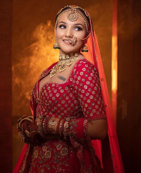 Bride Solo Poses Indian Wedding, Single Bride Poses, Bride Solo Poses, Bridal Makeup Pictures, Bride 2025, Haldi Photoshoot, Bride Shoot, Engagement Shoots Poses, Solo Poses