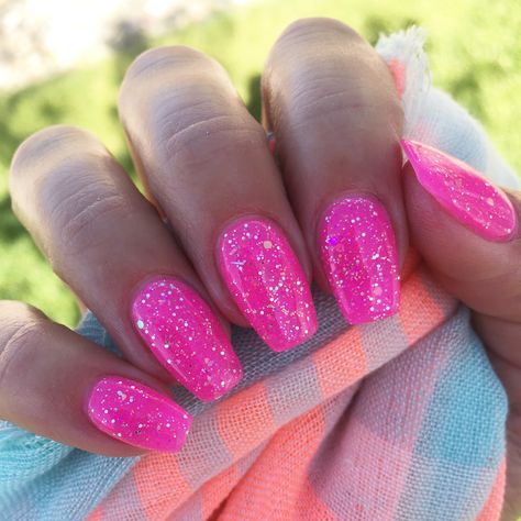 Cute Summer Nail Colors, Barbie Nails Pink, Pink Sparkly Nails, Powder Glitter Nails, Bright Pink Nails, Hoco Nails, The Trend Spotter, Summer Nail Colors, Glitter Rosa