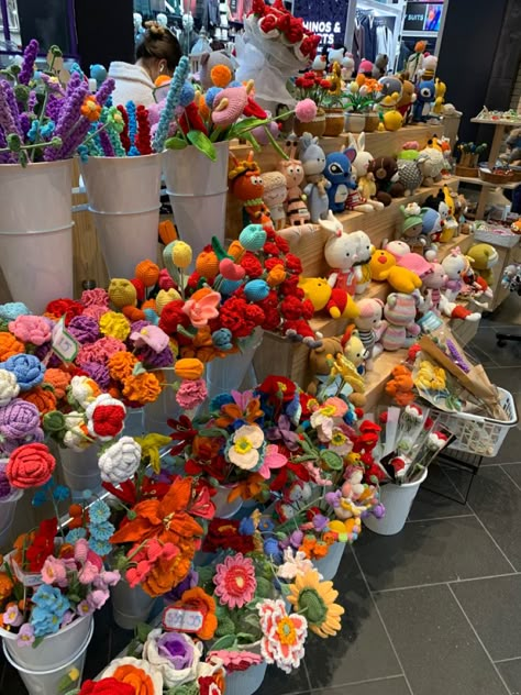 Crochet Flower Boutique, Crochet Craft Stall Display Ideas, Crochet Flower Stand, Crochet Flower Shop, Crochet Stall Display Ideas, Crochet Market Stall, Market Stall Display Ideas, Beaded Bouquet, Diy Pipe