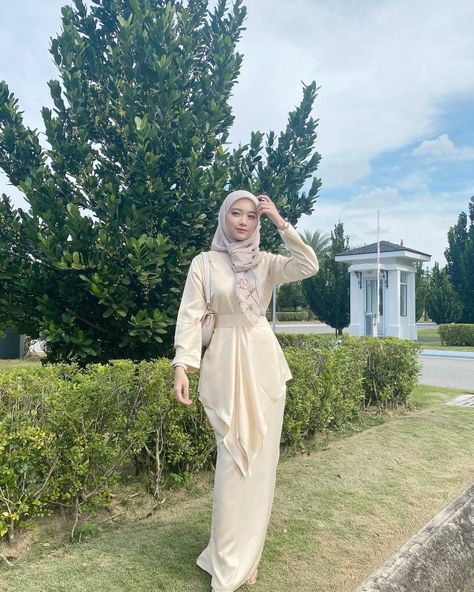 Baju Bridesmaid Hijab, Malaysian Dress, Bridesmaid Dresses Hijab, Silk Dresses Outfit, Kebaya Modern Dress, Model Gamis, Dress Pesta, Modest Fashion Hijab, Hijab Style Casual