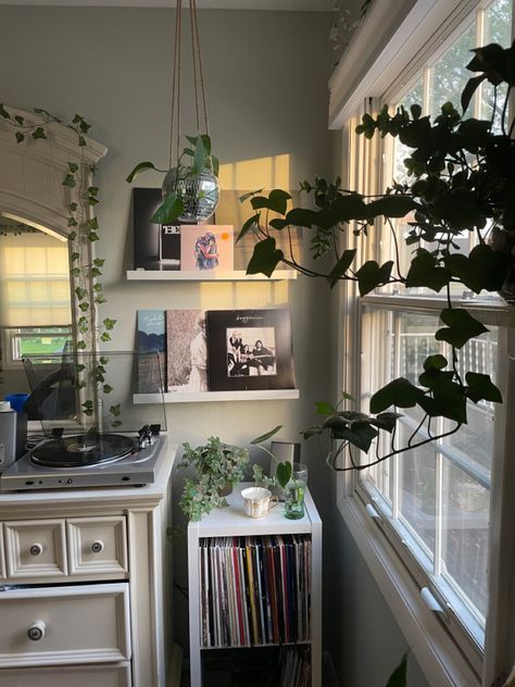 Plant Vintage Room, Pink Green Room Aesthetic, White Room With Plants, Cute College Dorm Ideas, Room With Paintings, Musician Apartment, Mirror Bedroom Ideas, Blob Mirror, Zimmer Diy