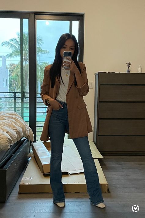 Casual Outfits For Meeting, Blazer And Jeans Outfit Professional, Bootcut Jeans Business Casual, Business Casual With Flare Jeans, Flare Jean Work Outfits, Business Outfit With Jeans, Business Outfits Jeans, Business Casual Bootcut Jeans, Flare Jeans With Blazer Outfit