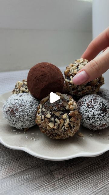 Eleni on Instagram: "5 ingredient rice cake truffles✨ #healthysnack Ingredients: 12 rice cakes 1 banana 8 dates, pitted 1/2 cup nut butter (I used cashew butter) 100g melted dark chocolate In a food processor combine rice cakes, banana, dates and nut butter. Pulse until the mixture sticks together. Form the mixture into 8 balls. Place the balls in the freezer for 15 minutes to help the chocolate coating set faster. Dip each one in the melted chocolate and decorate if desired. I used coconut flakes, chopped walnuts and cocoa powder. Store them in the fridge and enjoy🫶 #ricecakesnack #healthytruffles #glutenfree #nobake #dairyfree #easysnack #vegandessert" Rice Krispie Date Nut Balls Recipe, Date Pieces With Rice Flour Recipes, Rice Cake Chocolate, Rice Cake Balls, Banana Balls, Metabolic Renewal, Date Recipes Desserts, Rice Cake Snacks, Rice Flour Recipes