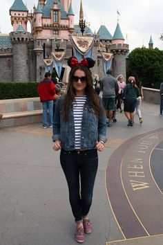 Hongkong Disneyland Outfit, Disneyland Christmas Outfit, Disneyland Outfit Winter, Disney In December, What To Wear To Disneyland, Disneyland Outfit Ideas, Mum Outfits, Look Disney, Disney Wear