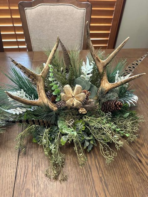 Hunting Lodge Tablescape, Deer Antlers Christmas Decor, Decorate With Deer Antlers, Antler Flower Arrangement, Deer Taxidermy Ideas, Deer Antler Wreath Diy, Deer Themed Christmas Decor, Deer Antler Table Decor, Antler Ideas Diy Home Decor